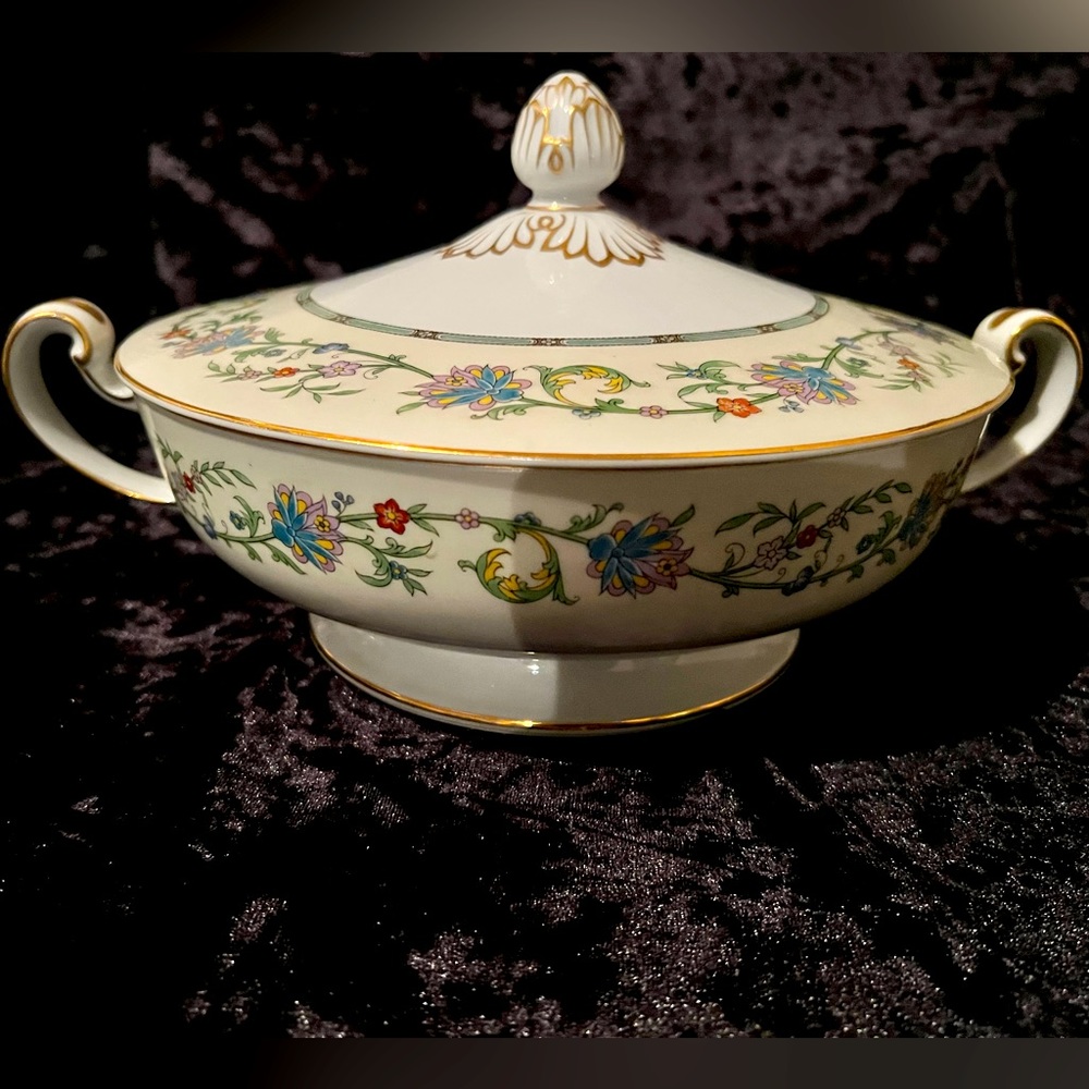 Norwich China Server w/Lid